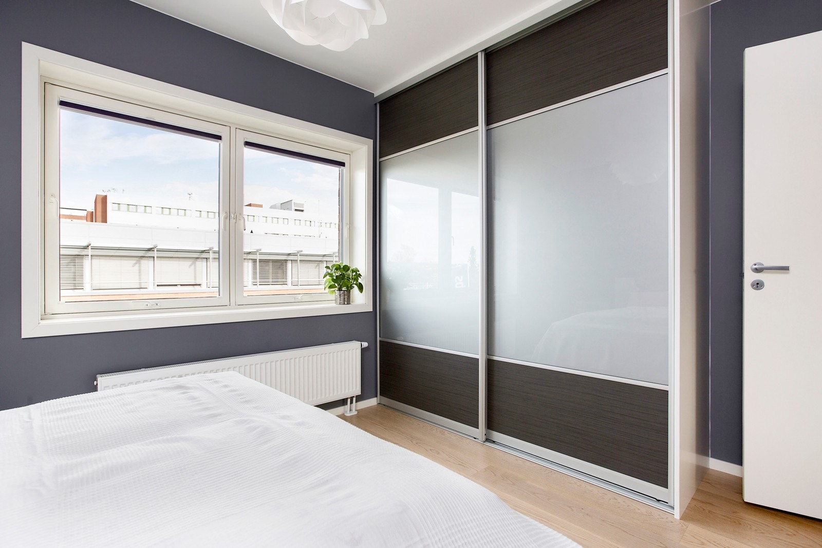 Hovedsoverom med skyvedørsgarderobe Galleribilde