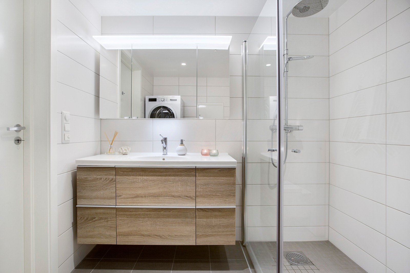 Hovedbadet har moderne og stilren innredning Galleribilde