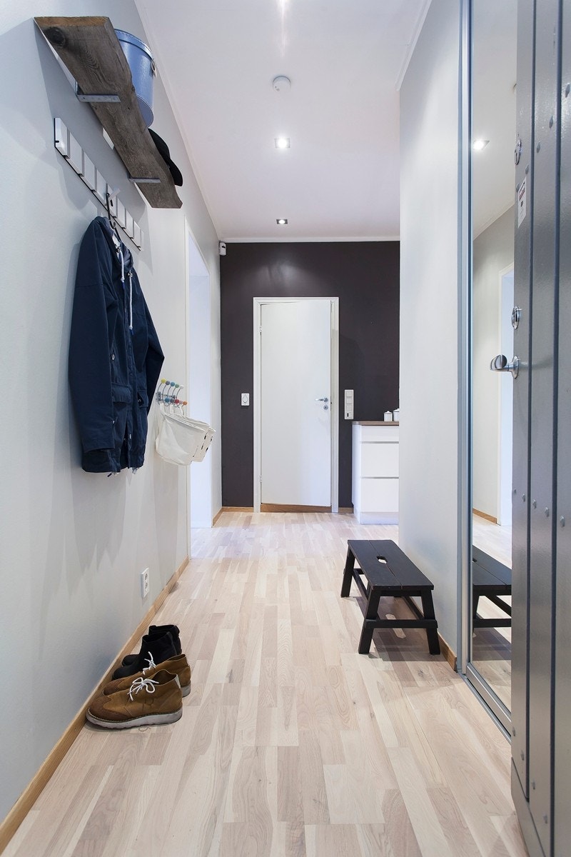 Enkel og behagelig adkomst til leiligheten en halv trapp opp fra bakkeplan via egen inngang i portom. Selve entréen gir gode oppbevaringsmuligheter med en plassbygd skyvedørsgarderobe. Galleribilde