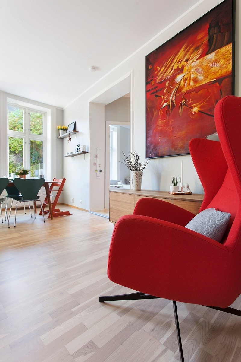 Delikate materialvalg som hvitlasert eikeparkett og utstrakt bruk av innfelt downlights som går igjen i alle rom. Galleribilde