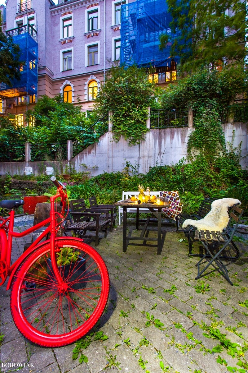 I tillegg til sameiets flotte hage foran leiligheten har sameiet en hyggelig og frodig bakgård i indre gårdsrom med sittegrupper, sykkelparkering og friareal. Galleribilde