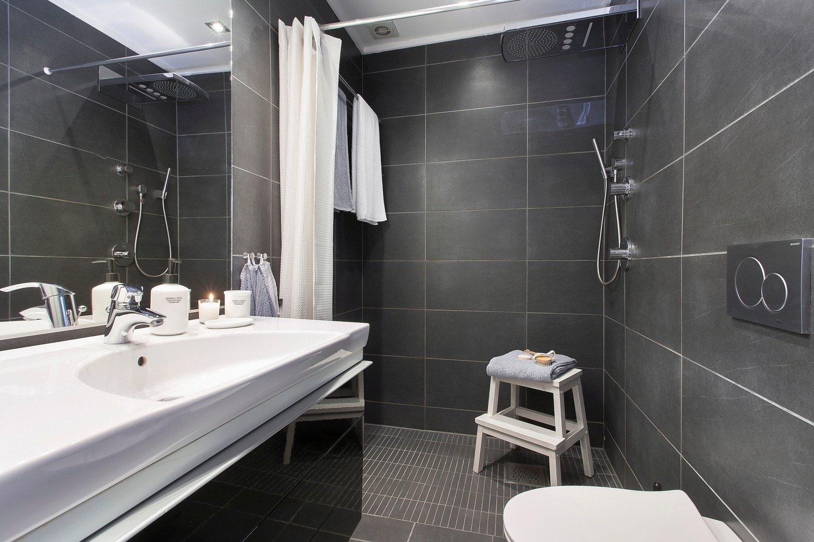 Badet ble som resten av boligen pusset opp i 2009 og har et eksklusivt preg hvor du umiddelbart får spafølelsen i det du trer inn. Særdeles delikat baderom med store rektangulere fliser på gulv og vegg. Galleribilde