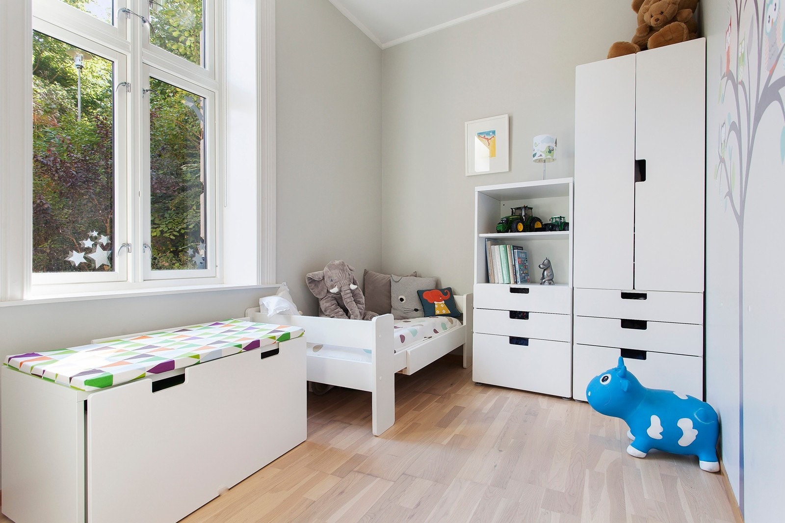 Soverom/gjesterom som vender ut mot gårdens hage. Leiligheten har totalt 3 soverom. Galleribilde