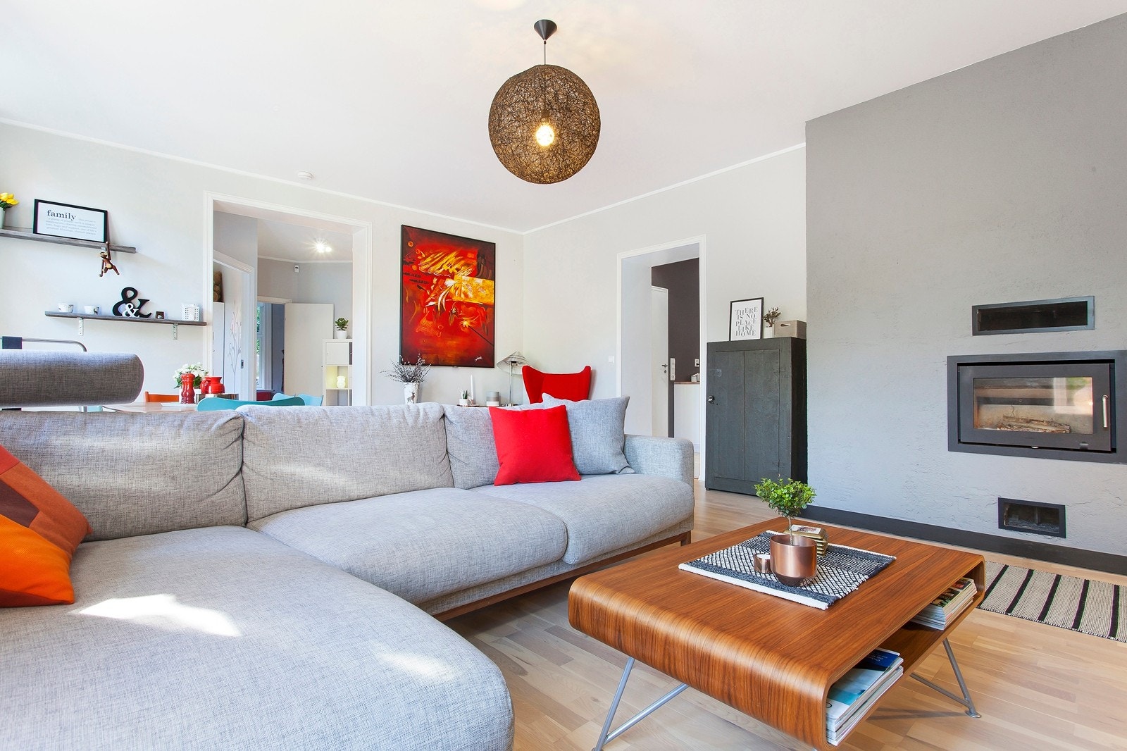 Stuen er utstyrt med en lekker moderne innfelt vedpeis som kommer godt med for både varmen og kosen på lune vinterkvelder. Galleribilde