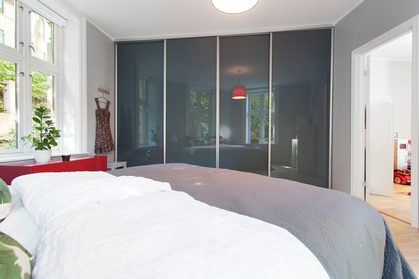 Soverommet er utstyrt med en stor plassbygget skyvedørsgarderobe som sikrer rikelig med lagring for både han og henne. Galleribilde
