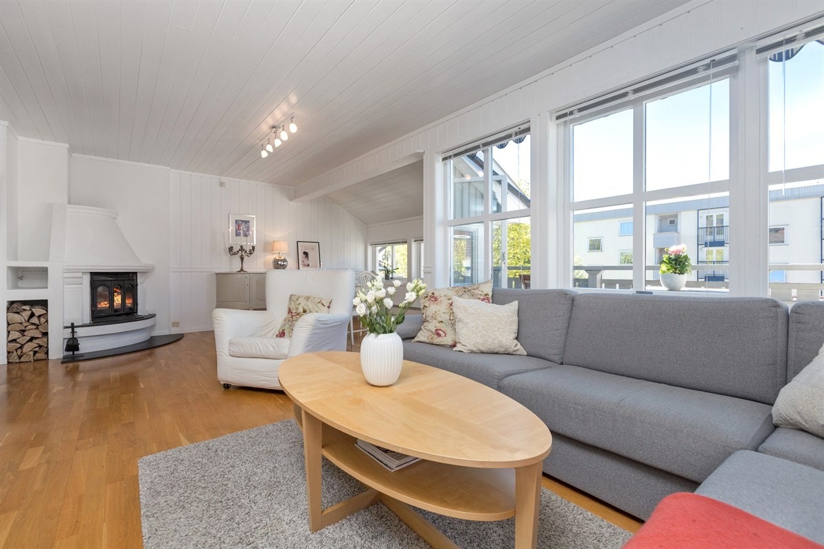 På kalde kvelder kan man fyre opp i peisen som sørger for god varme og en lun atmosfære. Galleribilde