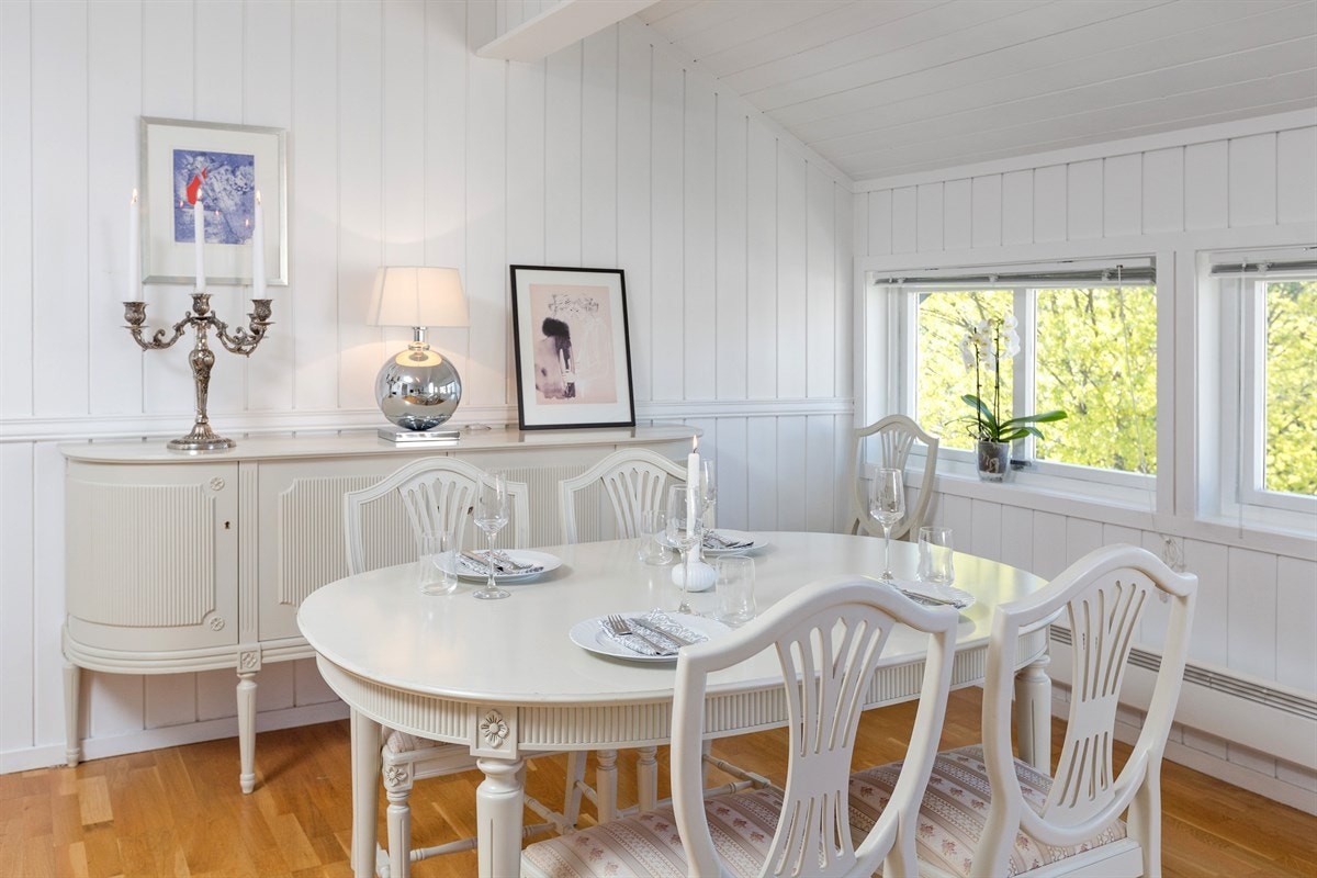Rundt spisebordet er det plass til hele familien eller samle venner rundt bordet for hyggelige lag. Galleribilde