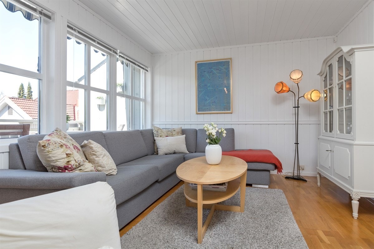 Stuen ligger i åpen løsning med spisestue og er lun og innbydende. Her kan man slenge beina i sofaen og underholdes med en god film, eller en god bok. Galleribilde