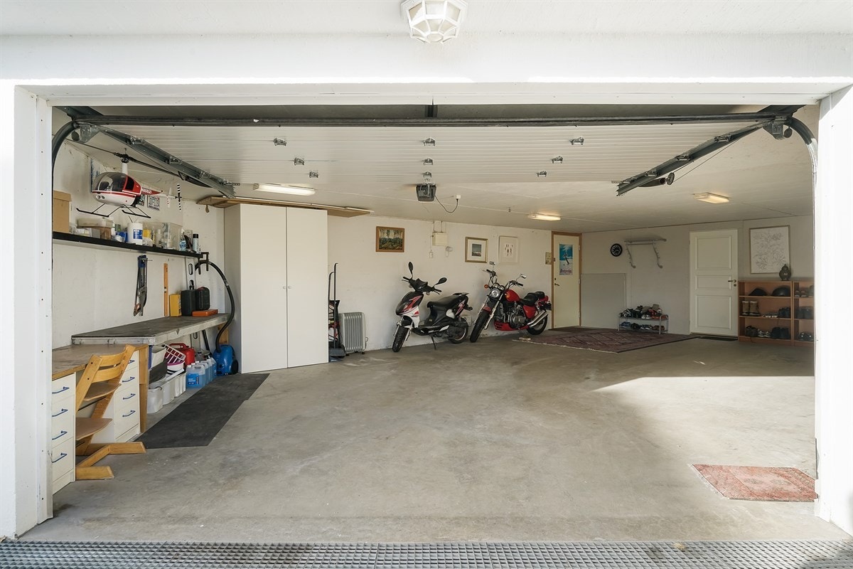 Garasje med plass til minst 3 biler Galleribilde