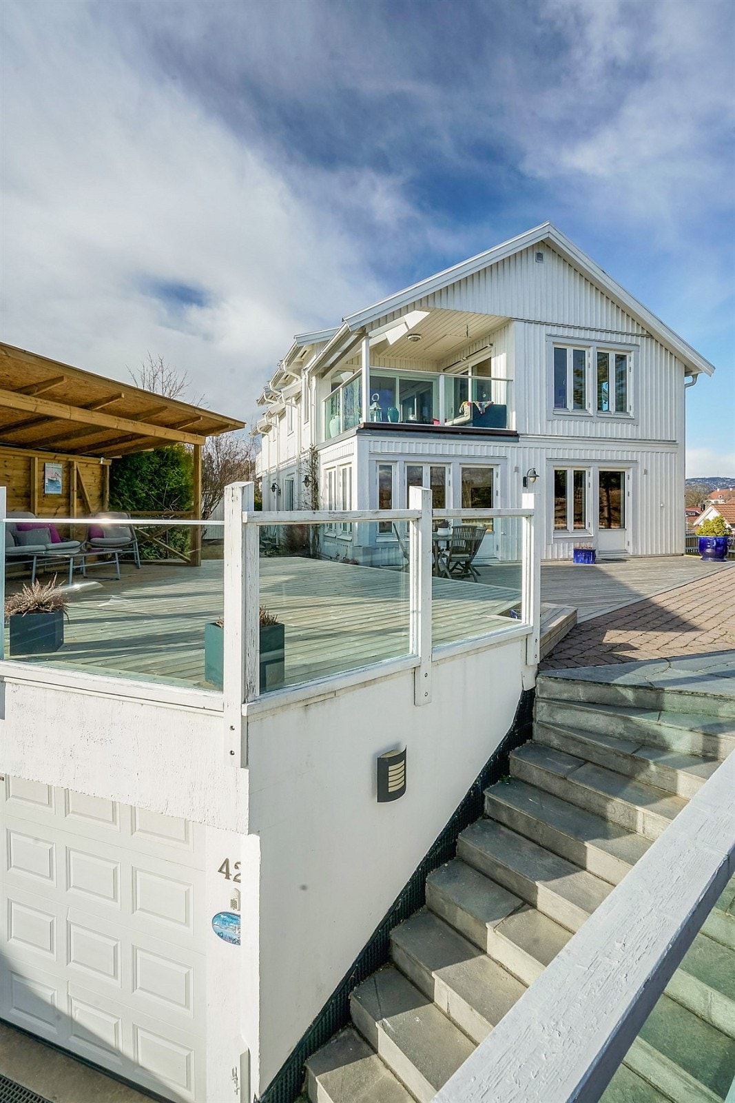 Adkomst via skifertrapp, med undervarme Galleribilde