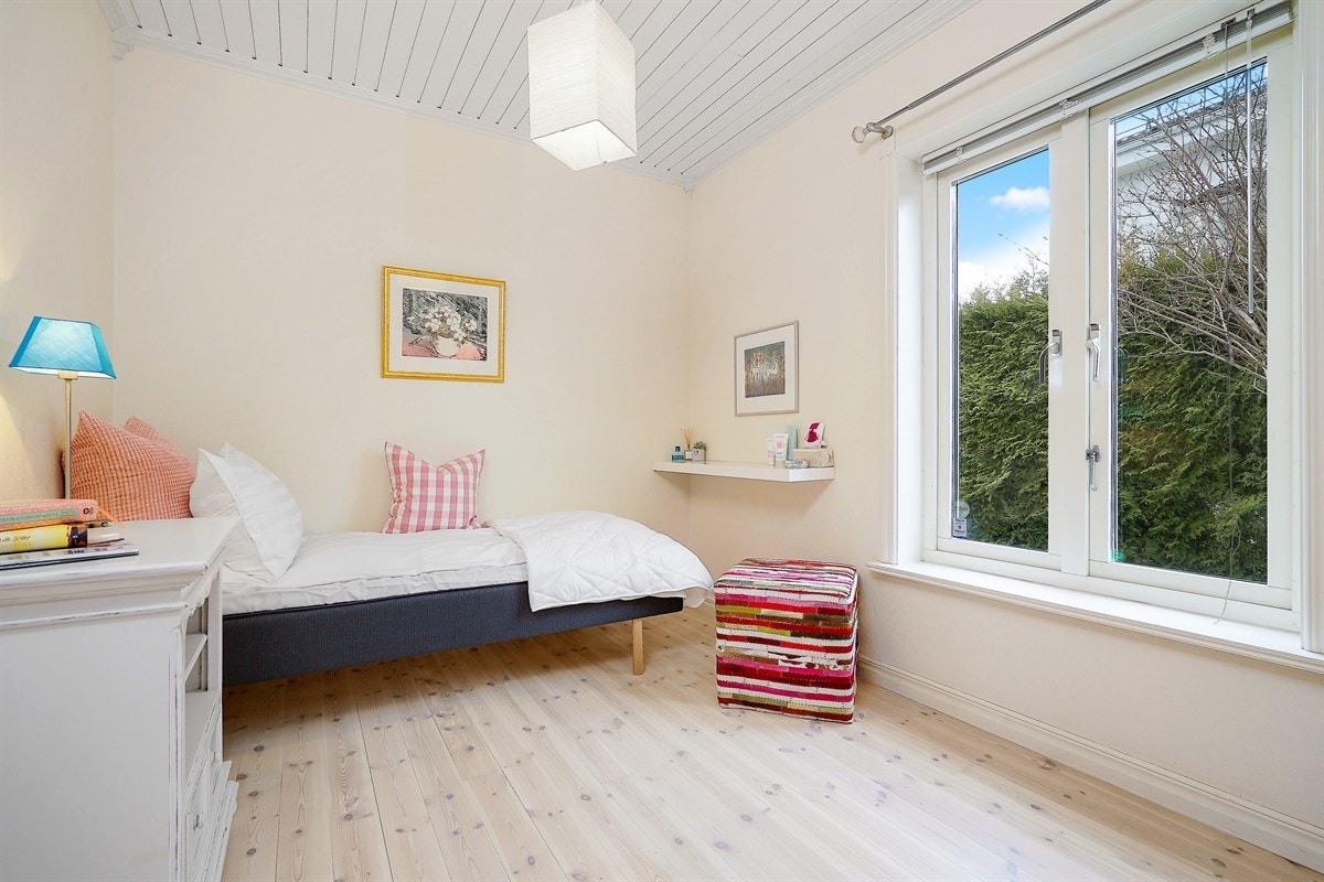 Soverom første etasje med utgang hage Galleribilde
