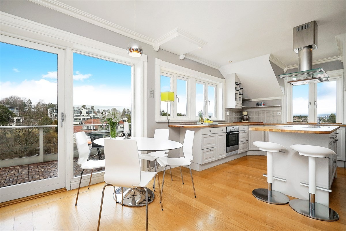 Kjøkken med spiseplass Galleribilde