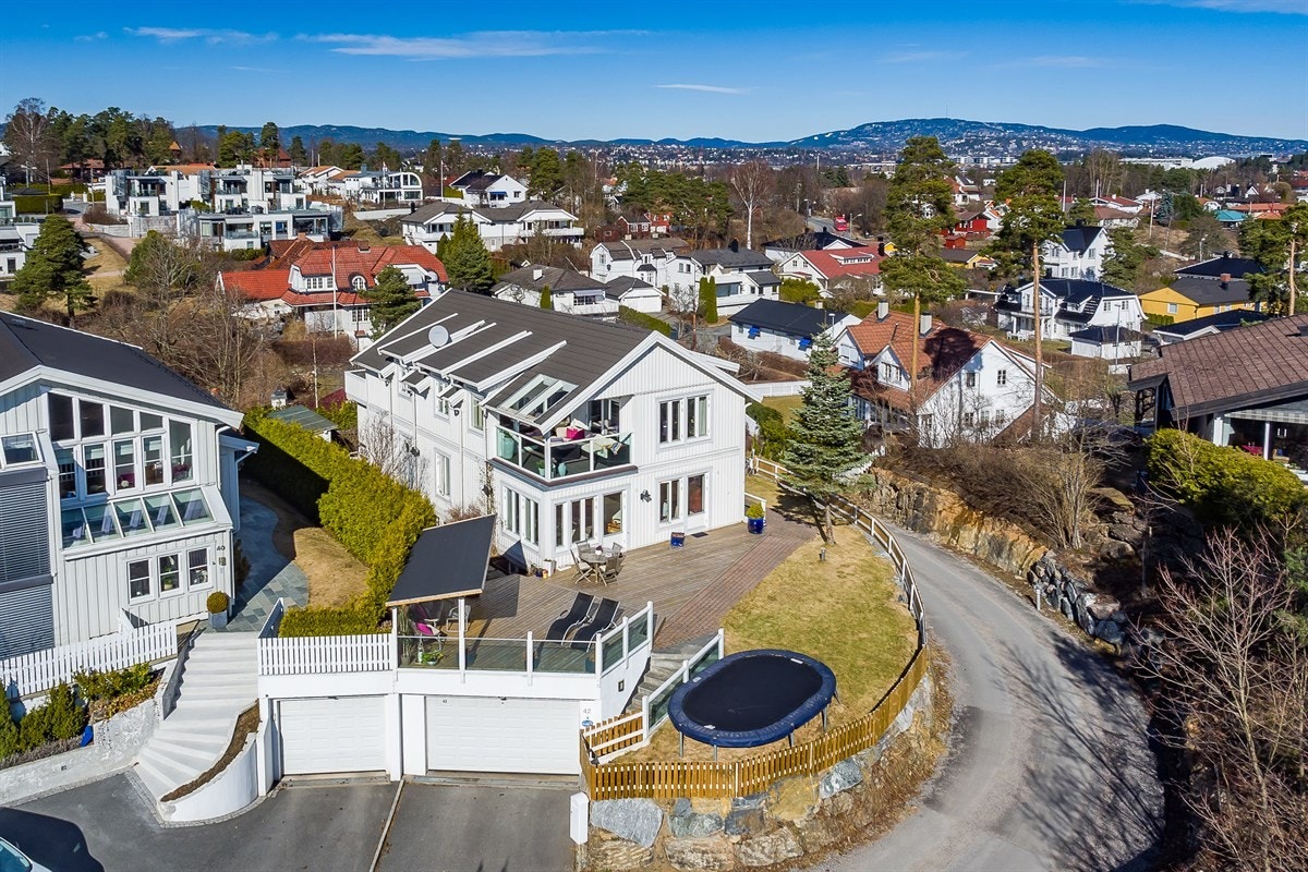 Boligen ligger på en høyde med fantastiske solforhold og utsikt Galleribilde