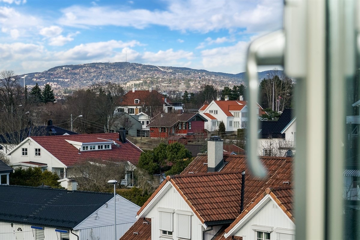 Utsikt mot Holmenkollen fra 2. etasje Galleribilde