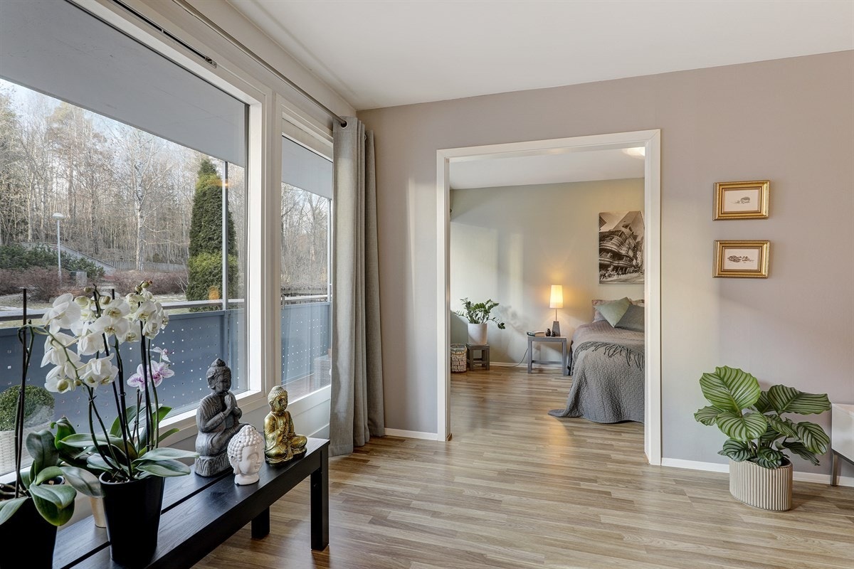 Åpne døren på varme sommerdager og slipp solen inn i stuen. Galleribilde