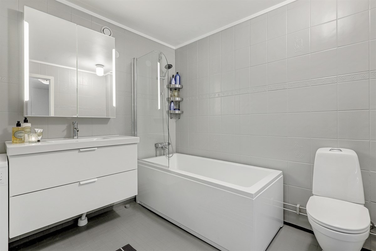 Badet er ellers utstyrt med badekar Galleribilde