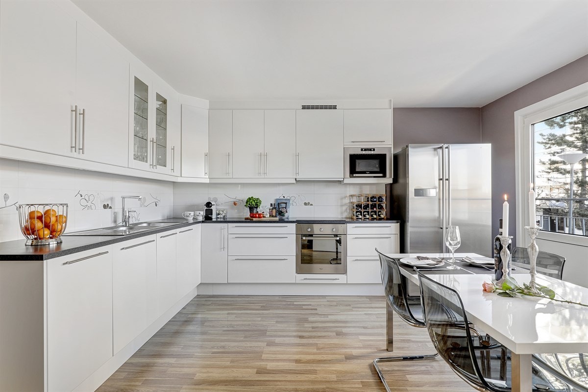 Marius Aasen og Aktiv Eiendomsmegling har gleden av presentere denne flotte og luftige 3-roms leiligheten i Hovseterveien 82 A! Galleribilde