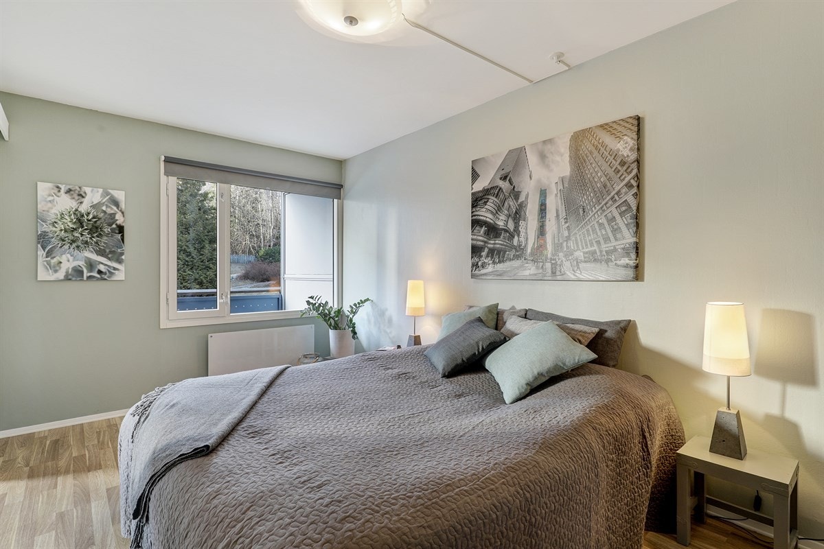 Du trenger ikke bekymre deg for at dobbeltsengen ikke skal få plass. Galleribilde