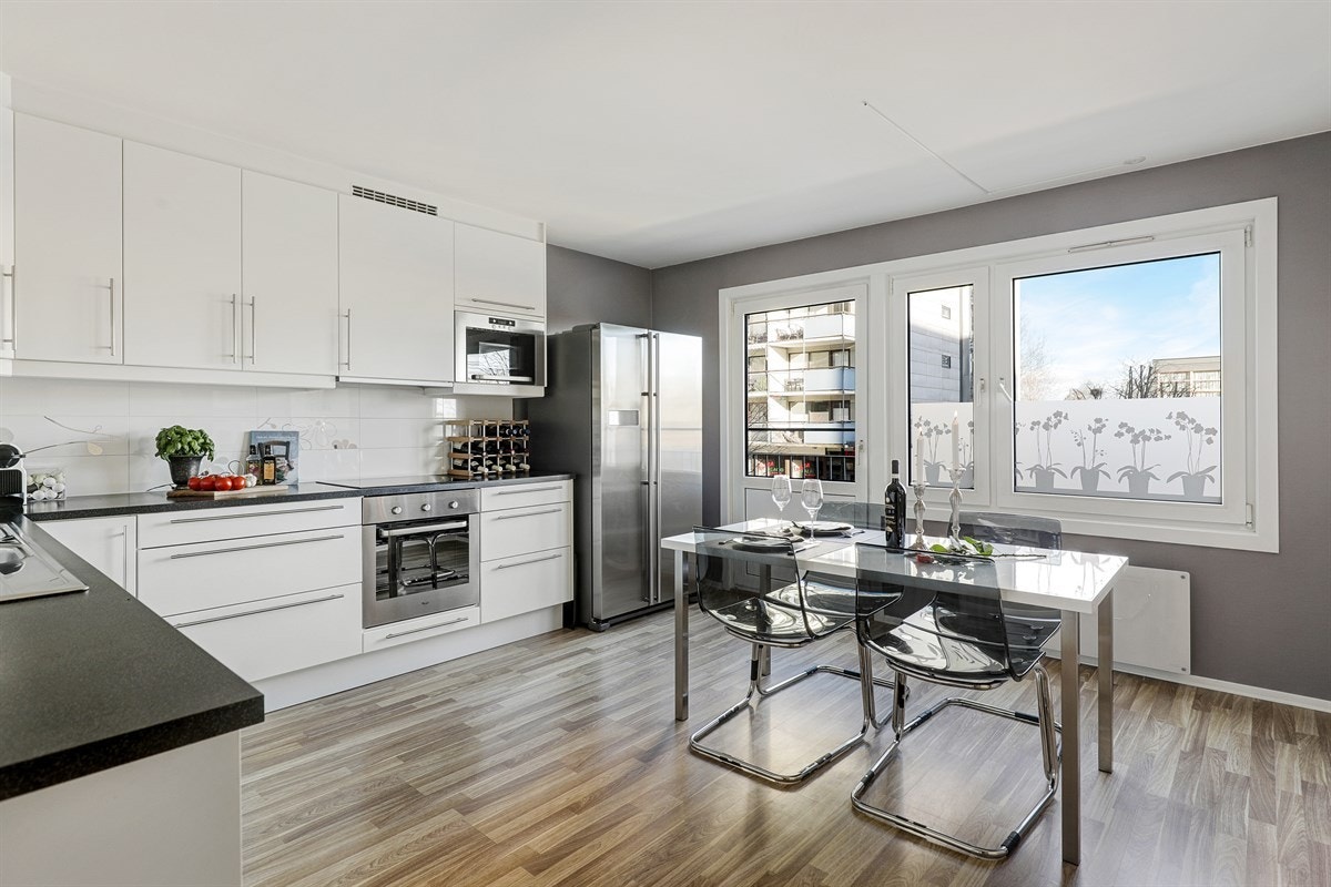 Det er god plass til spisegruppe med plass for hele familien, eller om du ønsker å invitere venner rundt middagsbordet. Galleribilde