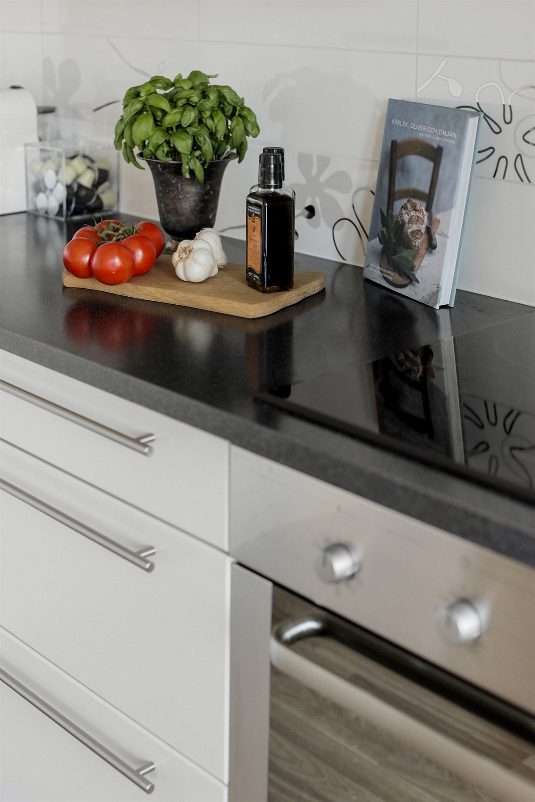 Kjøkkenet har integrerte hvitevarer bestående av komfyr, induksjonstopp, mikrobølgeovn og oppvaskmaskin. Galleribilde