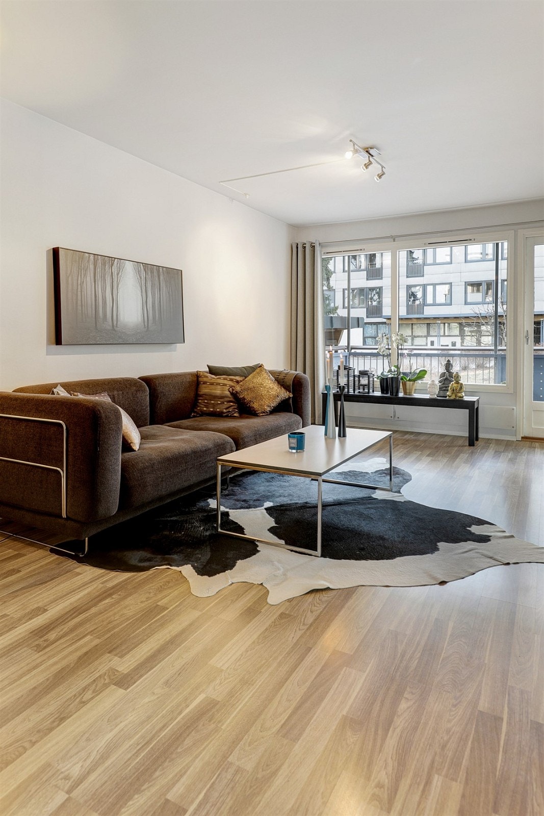 Leiligheten fremstår som velholdt med moderne fargepaletter, praktiske løsninger og solide materialvalg. Galleribilde