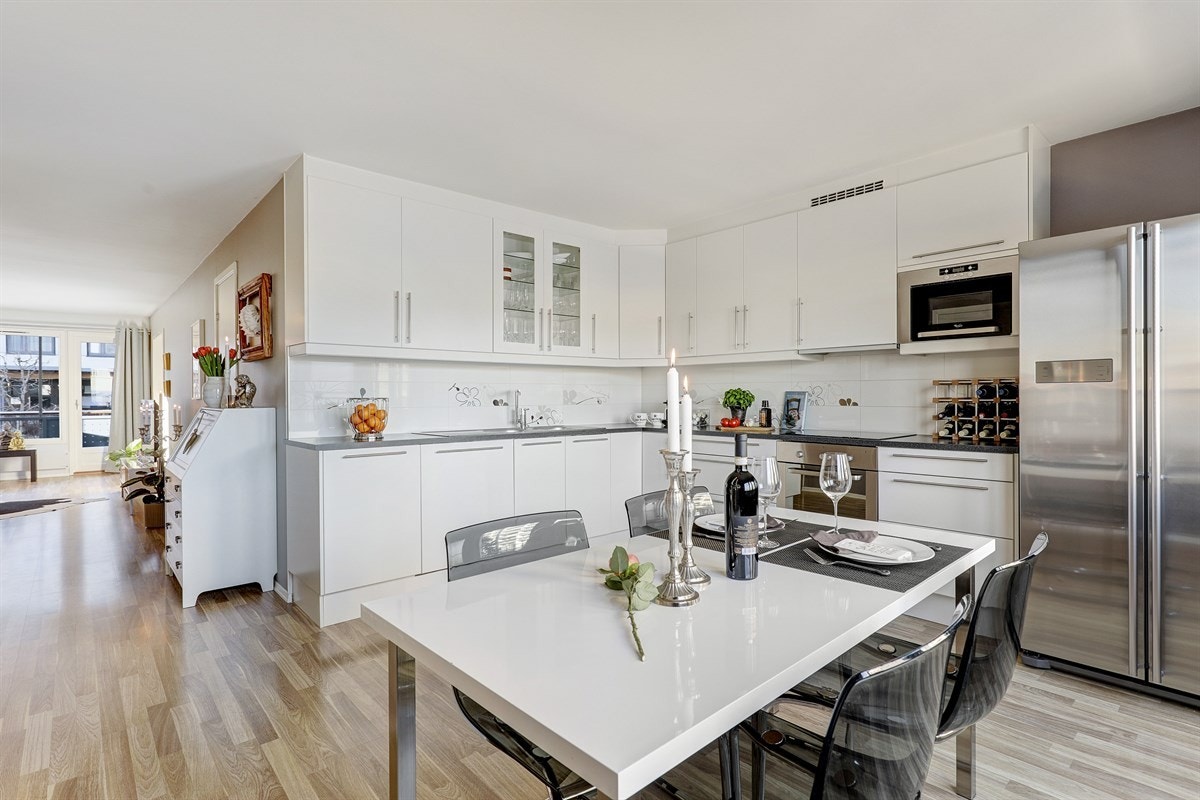 Over- og underskapene sørger for rikelig med oppbevaringsplass, og de store arbeidsflatene innbyr til matlaging. Galleribilde