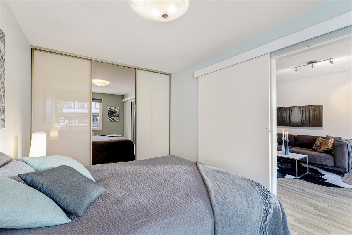 Rommet har en romslig skyvedørsgarderobe, hvor du kan oppbevare alle klærne og skoene dine. Galleribilde