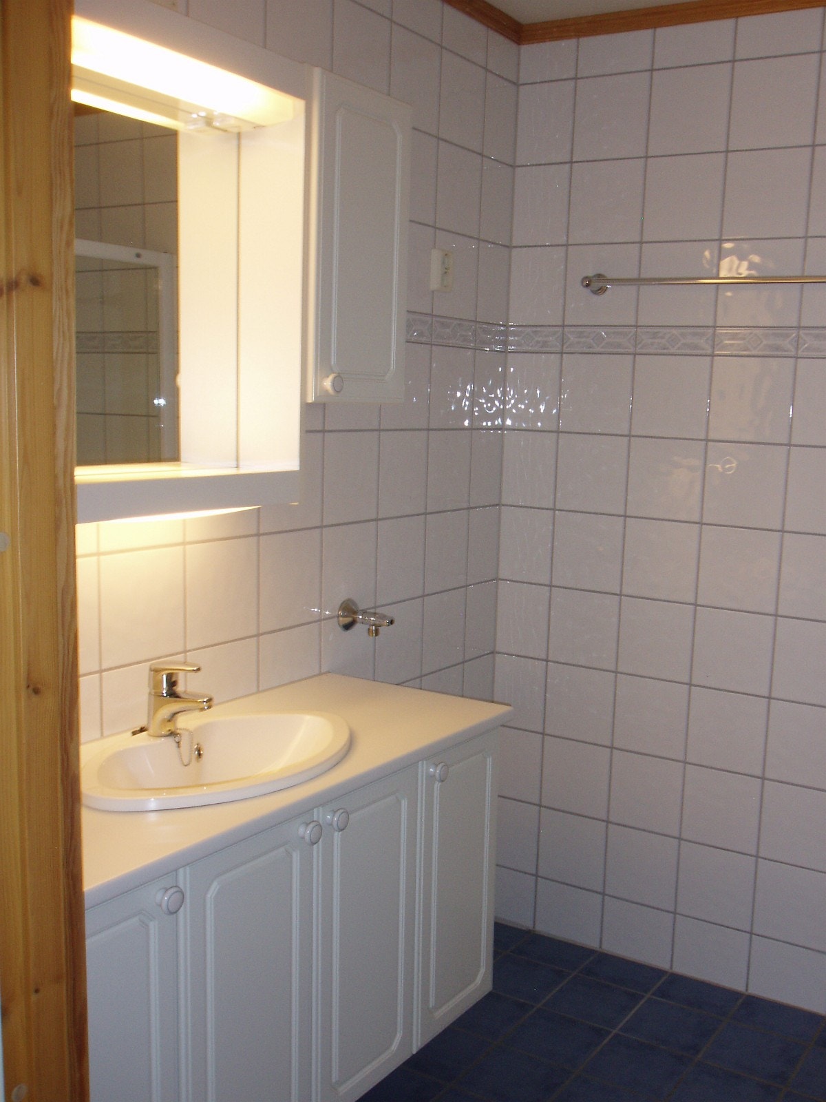 Pent flislagt bad med opplegg for vaskemaskin/tørketrommel Galleribilde