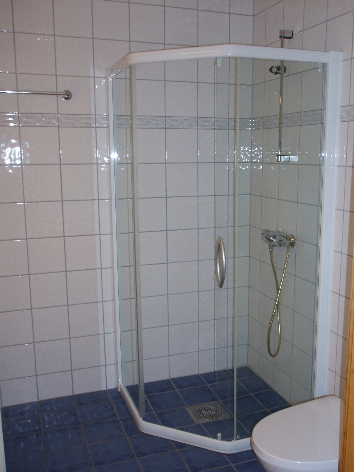 Stort bad med dusjhjørne Galleribilde