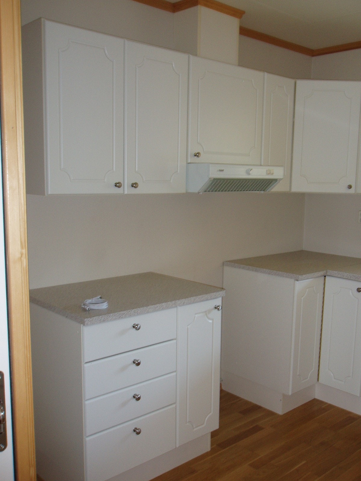 Separat kjøkken med god skap- og benkeplass, samt plass for spisegruppe Galleribilde