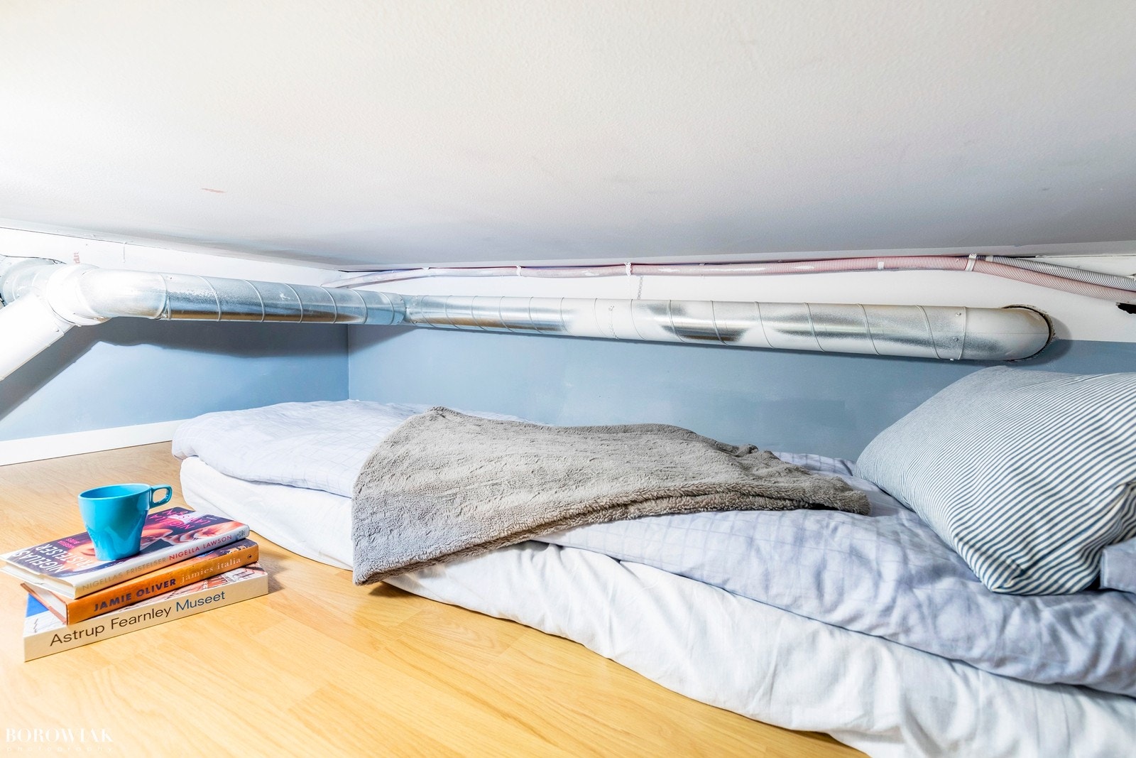 Leiligheten har en smart planløsning med en praktisk hems over entrèen og badet. Genialt som ekstra rom for gjesteseng eller oppbevaringsplass. Galleribilde