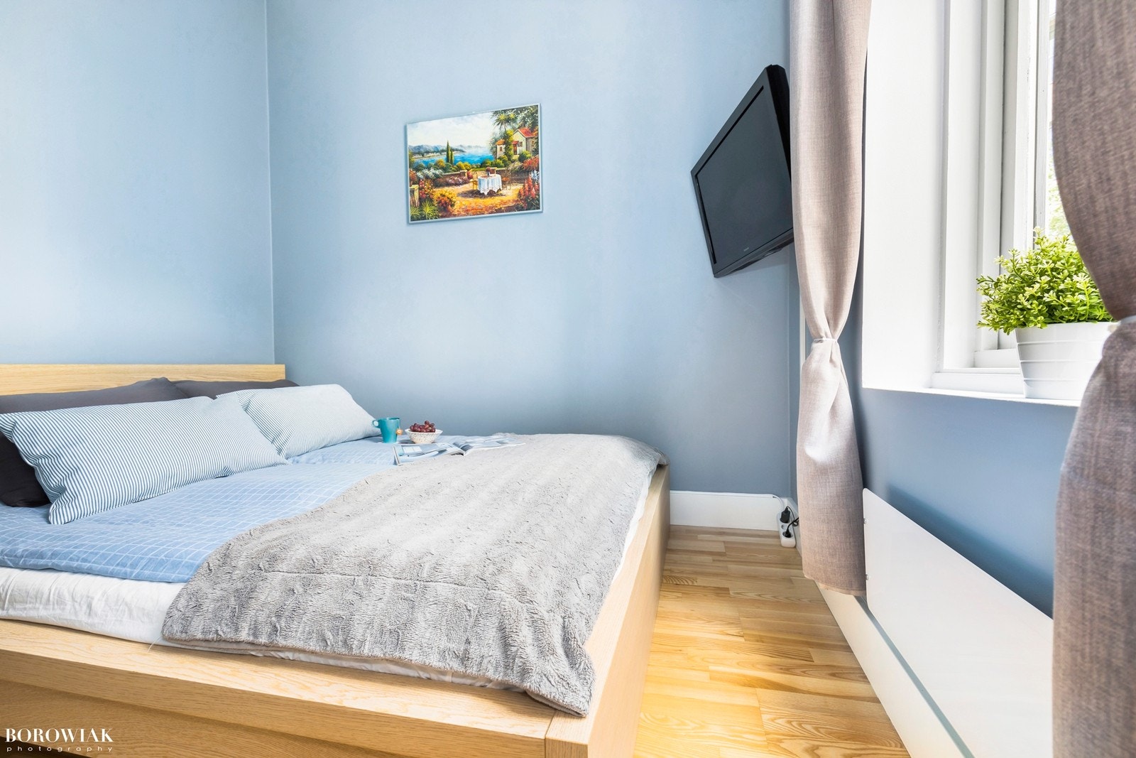 Leiligheten har en genial planløsning med et separat soverom innenfor stuen. Soverommet vender som resten av leiligheten mot rolig bakgård. Et romslig og behagelig rom med plass for både dobbeltseng og garderobeskap. Galleribilde
