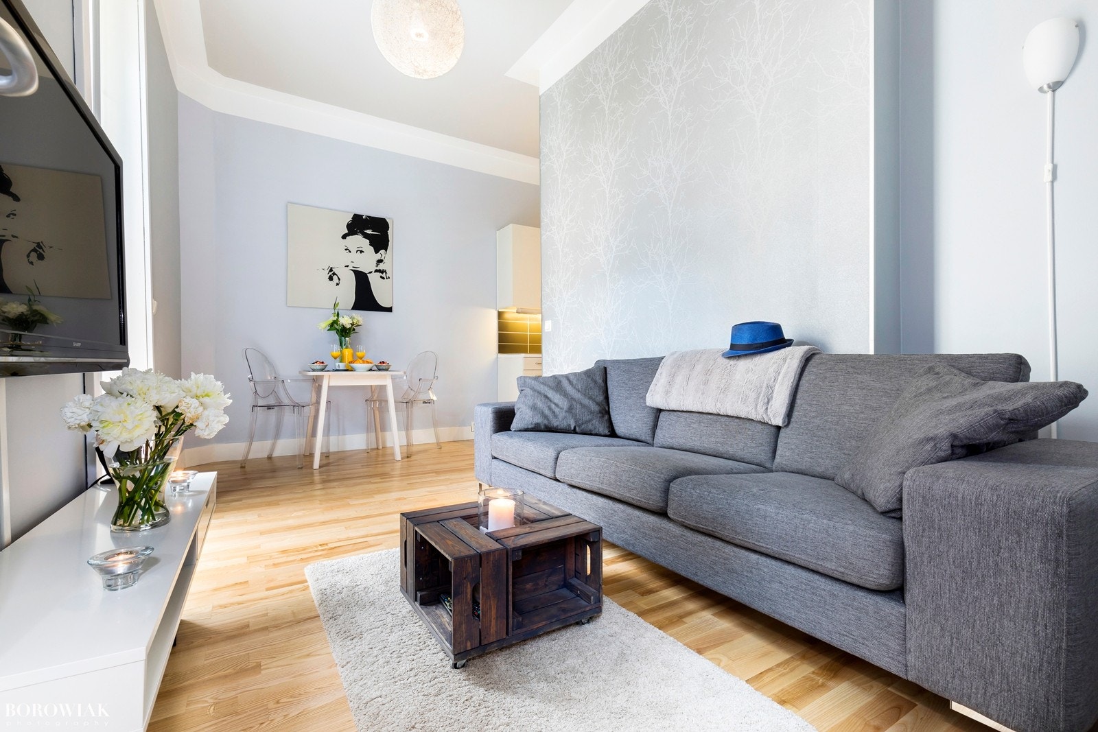 Sjeldent god planløsning med eget soverom, hems og en fullverdig stue. Galleribilde