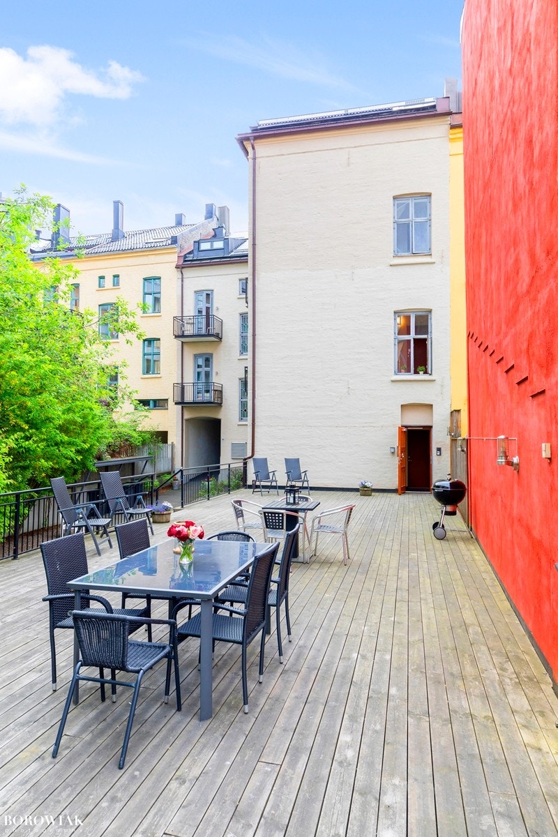 Sameiets flotte gårdsrom er ypperlig å ta i bruk ved større sosiale anledninger. Galleribilde