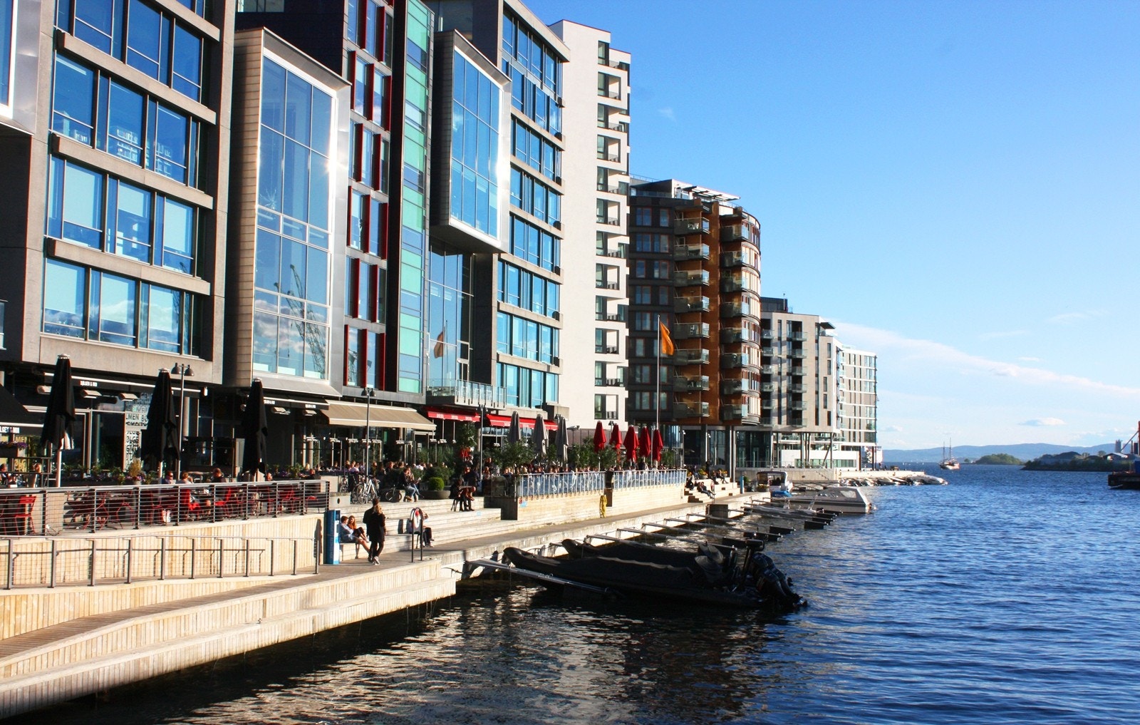 Rett ved leiligheten finner man Aker Brygge og Tjuvholmen med sitt yrende liv og med rikt utvalg av resturanter, kafèer, shopping og utesteder. Galleribilde