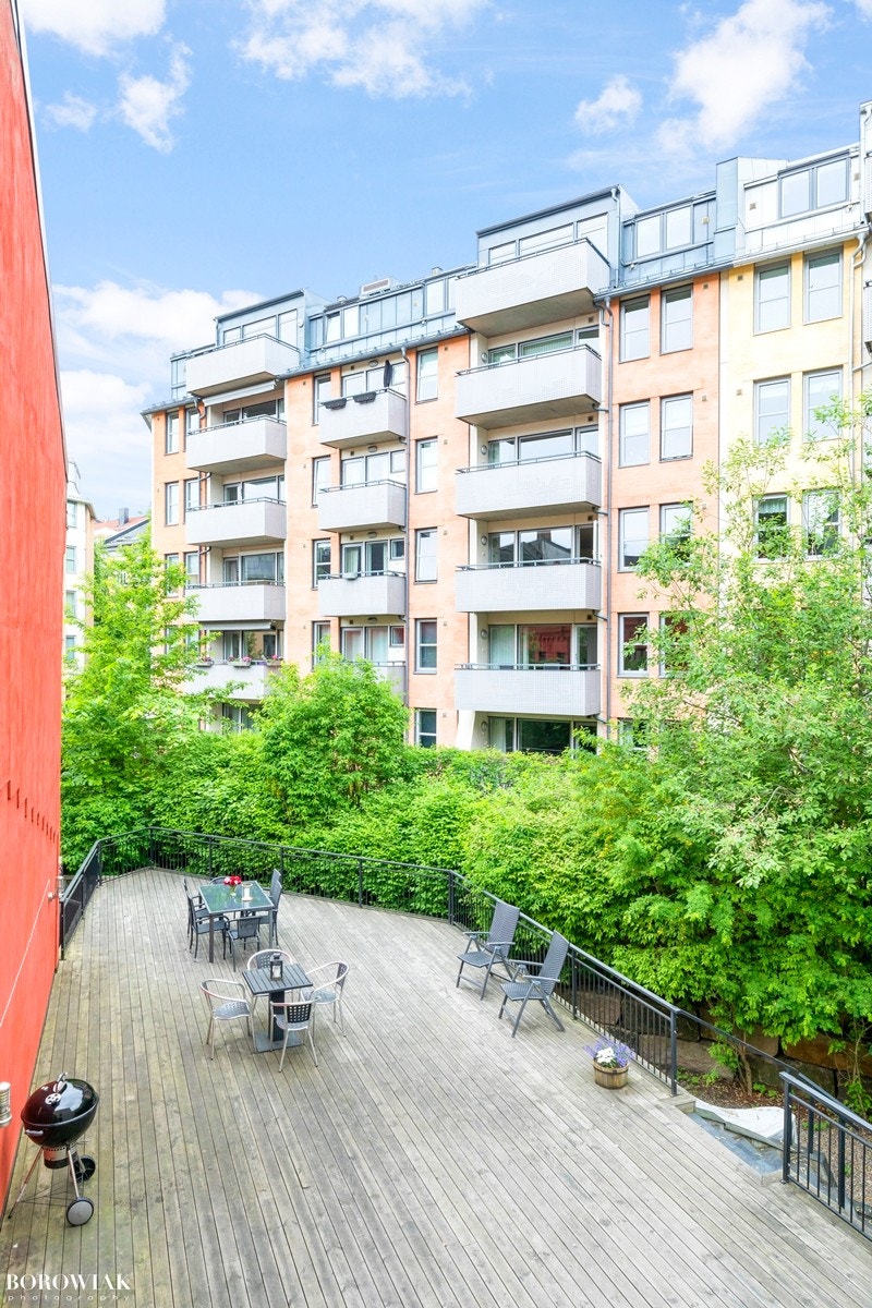 Sameiets bakgård er utstyrt med flere sittegrupper til disposisjon for sine beboere Galleribilde