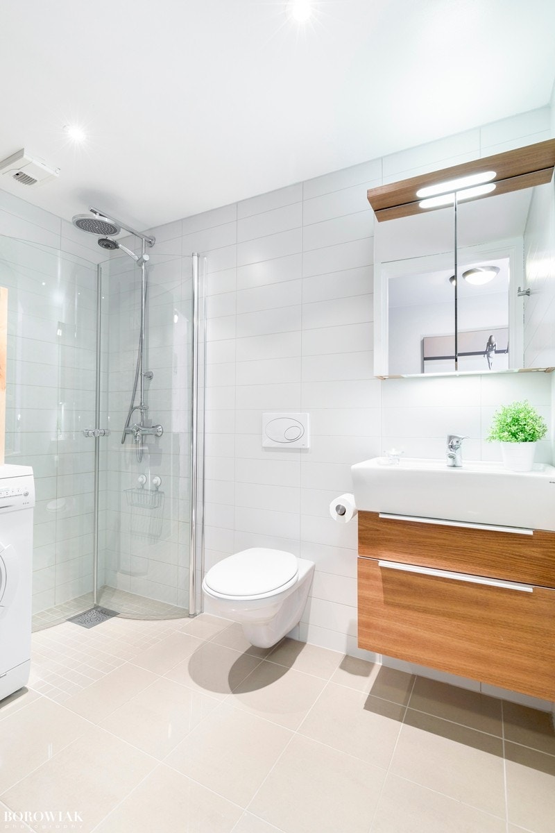 Delikat flislag bad fra 2010. Badet er senere oppgradert med nye gulvfliser i 2015 og holder en moderne og tidsriktig standard. Badet er innstallert med varme under føttene og stilig downlights belysning i tak. Galleribilde