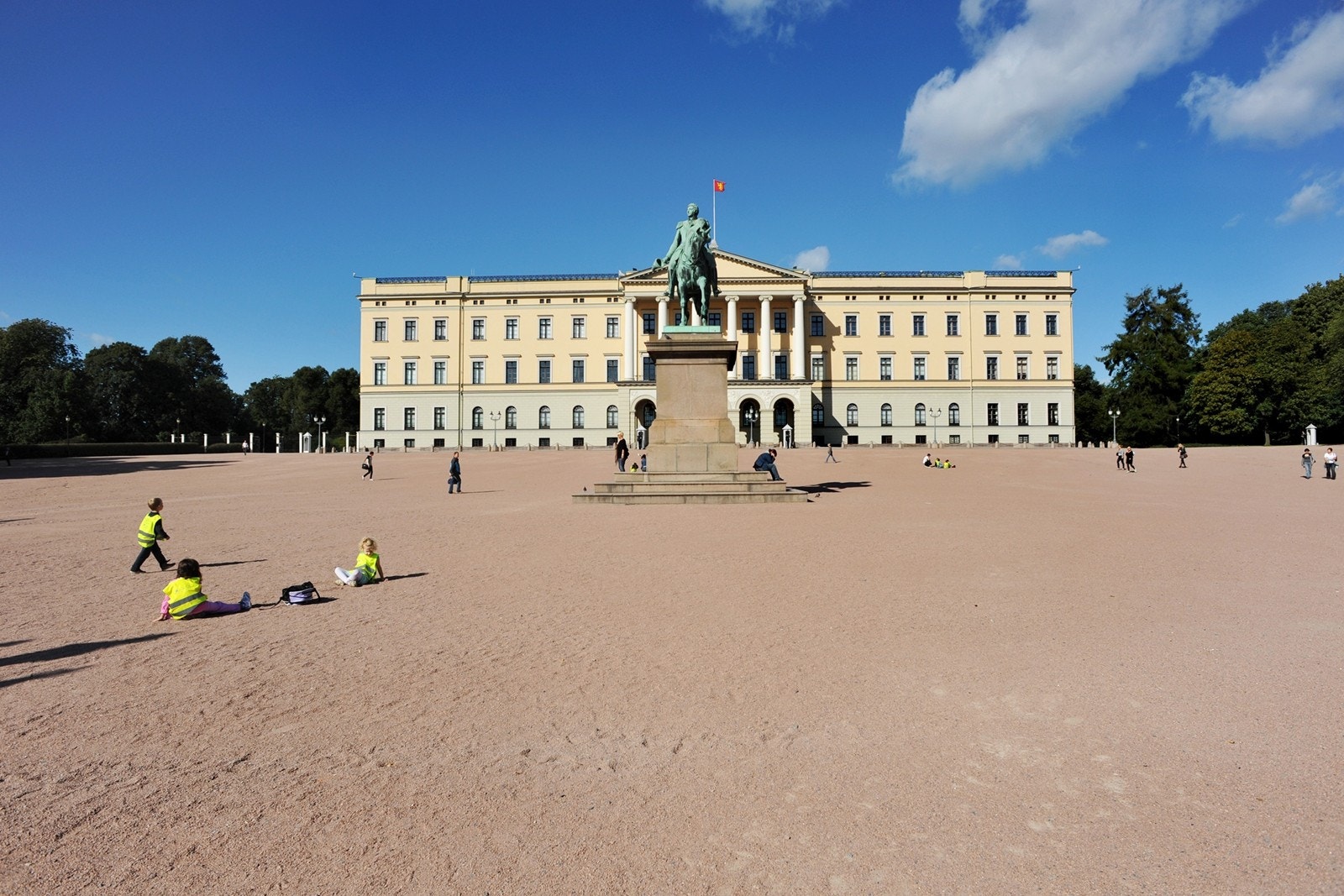 Videre er det gangavstand fra leiligheten til slottet, Slosttsparken og Karl Johan gate med sitt rikholde tilbud av resturanter, butikker og cafèer. Galleribilde