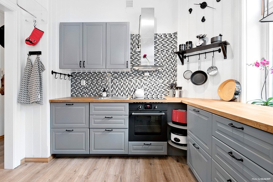 Delikat innholdsrikt Ikea kjøkken fra 2013 med grå profilerte fronter. Et veldisponert kjøkken med godt med skap og benkeplass. Galleribilde