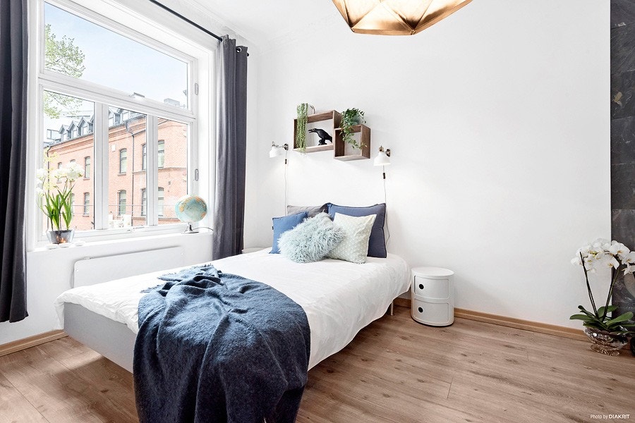 Et lunt og romslig hovedsoverom med god plass til stor dobbeltseng, garderobe og med mulighet for å etablere en koselig liten lesekrok ved pipehjørnet. Galleribilde