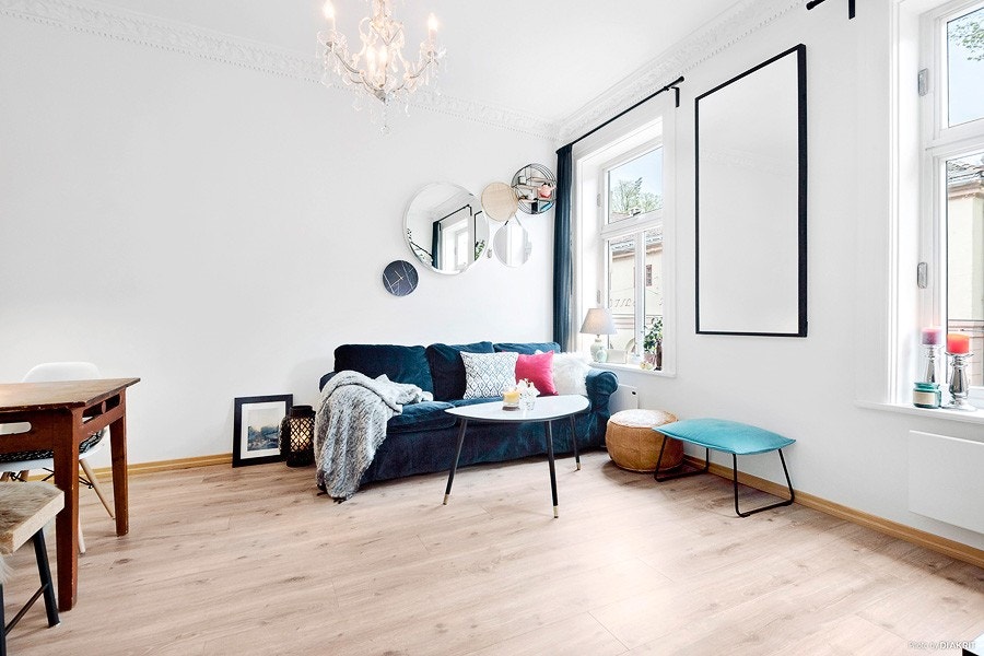 Lys og innbydende stue som preges av store vindusflater som slipper inn godt med lys inn i leiligheten samt en generøs takhøyde som gir en fantastisk romfølelse. Galleribilde
