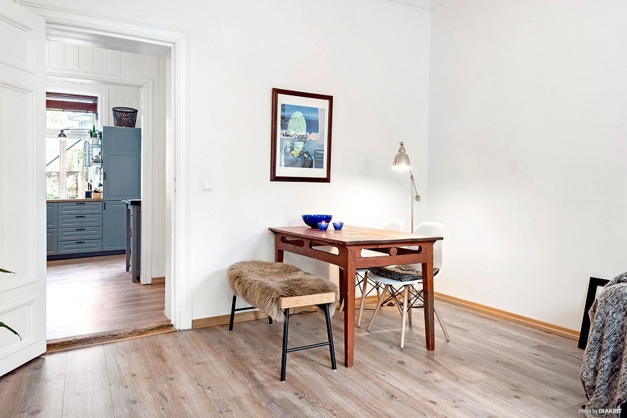 Stuen er romslig og har godt med plass for både spisebord og sofagruppe. Gjennomgående planløsning gjør leiligheten lys og luftig. Galleribilde