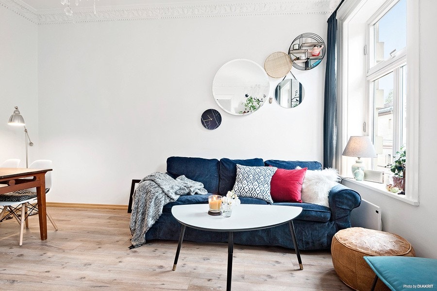 Lys og innbydende stue som preges av store vindusflater som slipper inn godt med lys inn i leiligheten samt en generøs takhøyde som gir en fantastisk romfølelse. Galleribilde
