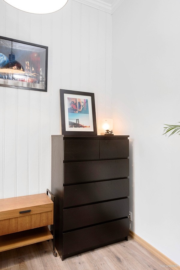 Praktisk gjesterom med plass til både seng og garderobe for oppbevaring Galleribilde