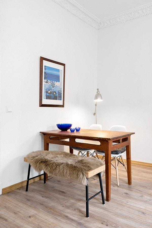 Stuen er romslig og har godt med plass for både spisebord og sofagruppe Galleribilde