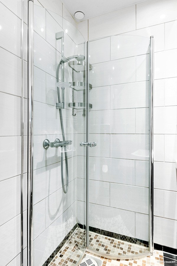 Delikat flislagt bad som ble pusset opp i 2013. Badet er utstyrt med varmekabler i gulv og donwlights belysning i tak, dusjhjørne med praktisk innfellbare dusjdører som sikrer god plassutnyttelse, vegghengt toalett og lekker servant med romslig underskap Galleribilde