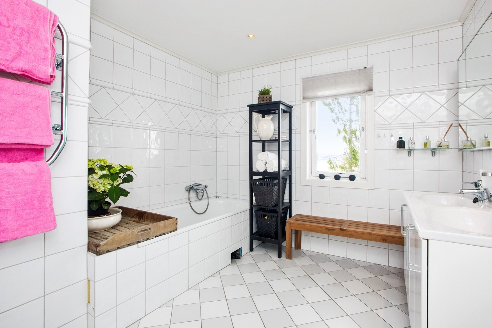 Flislagt bad med badekar og dusjhjørne. 2.etg Galleribilde