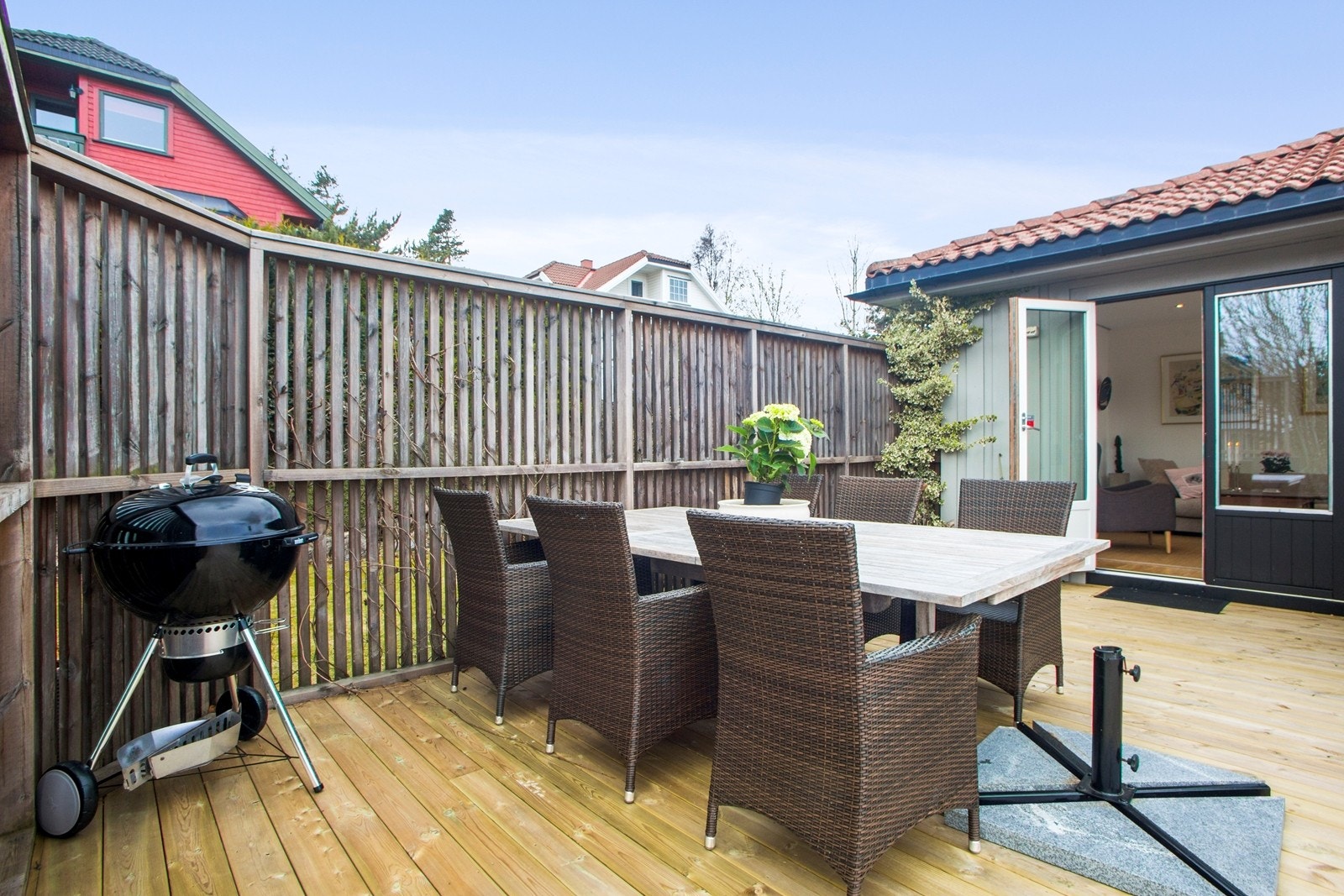 Usjenert terrasse med adkomst fra stue Galleribilde