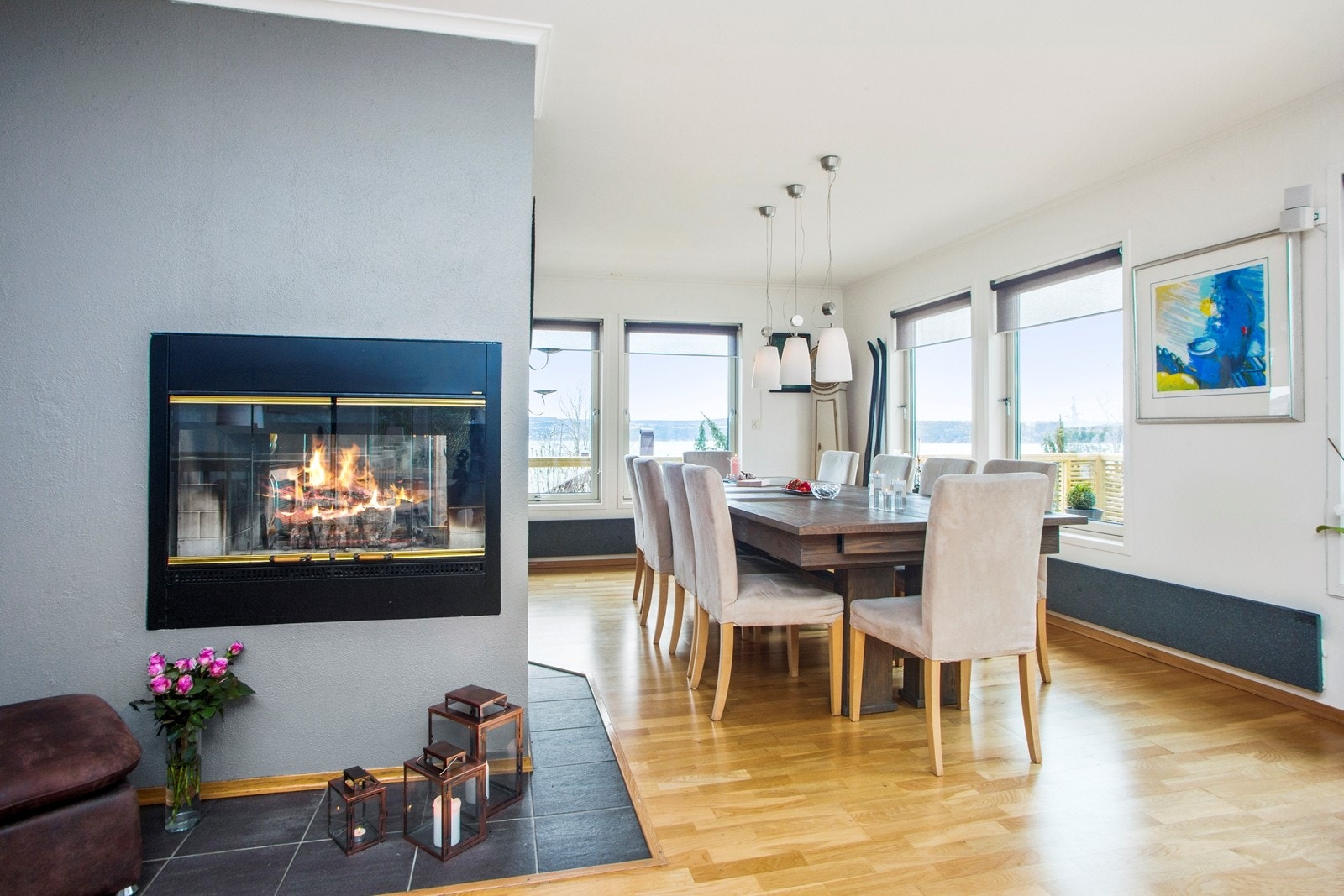 Stue med lekker gjennomgående peis Galleribilde