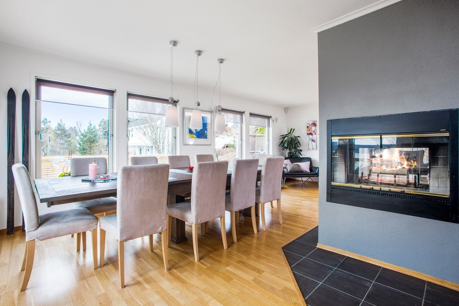 Spisestue med gjennomgående peis Galleribilde